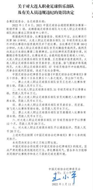 她画着粉系妆容，就像芭比娃娃一样惹人怜爱。